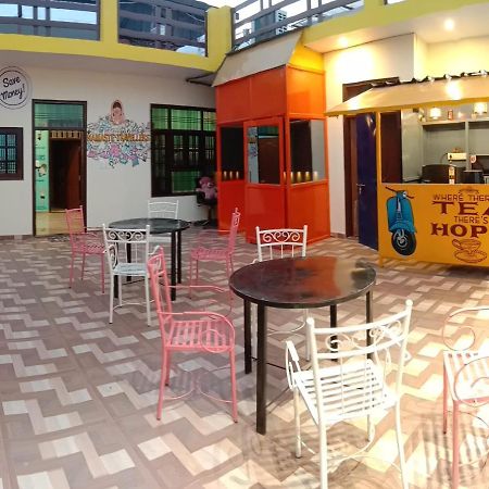 Hashtag Traveler'S Hostel Lucknow Buitenkant foto