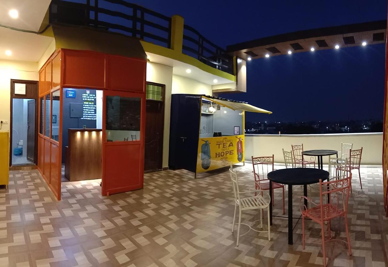 Hashtag Traveler'S Hostel Lucknow Buitenkant foto