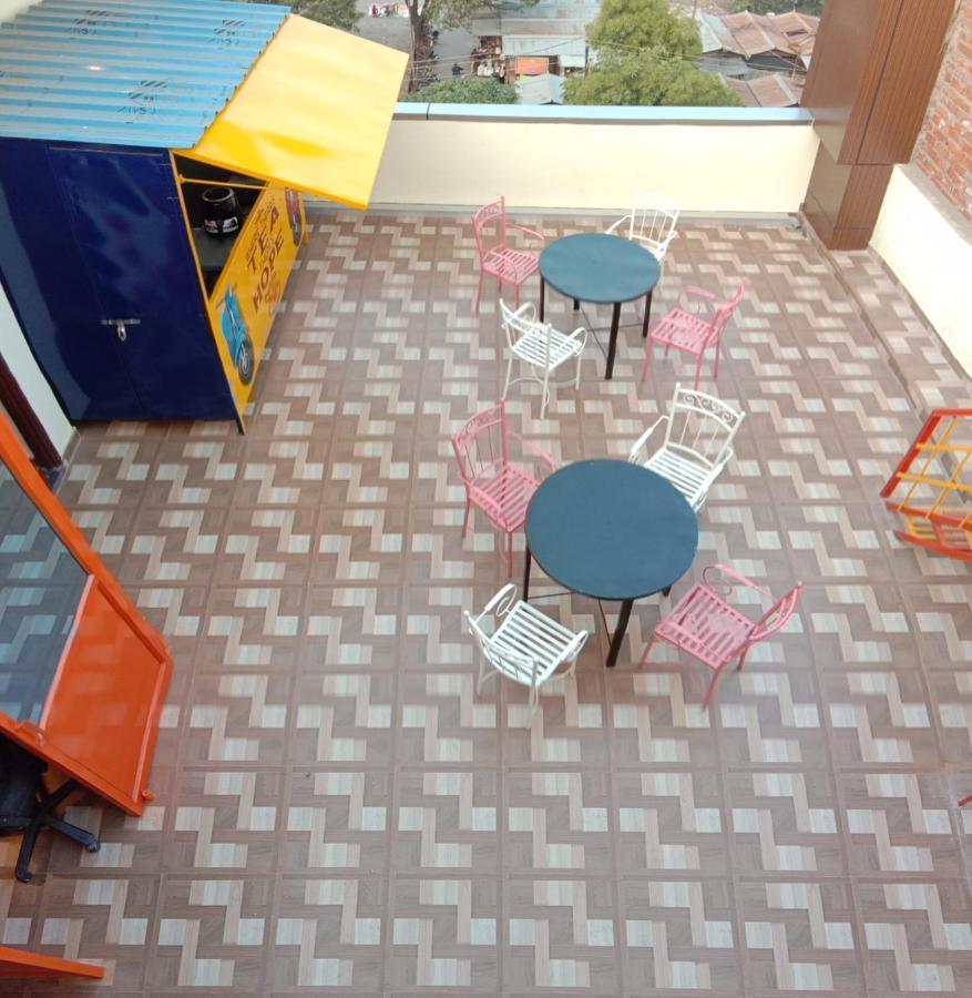 Hashtag Traveler'S Hostel Lucknow Buitenkant foto